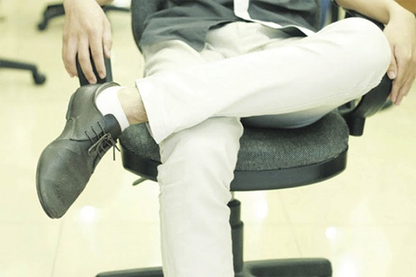 Xem tướng ngồi phụ nữ đàn ông đoán tính cách-2 Xem tướng ngồi phụ nữ đàn ông đoán tính cách-2