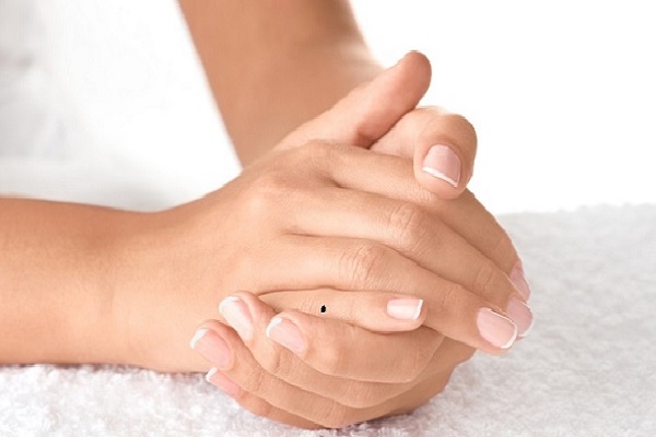 Nốt ruồi ở ngón tay út, cái, đeo nhẫn thì sao?-6