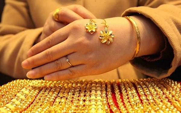 Người Mệnh Thủy Có Nên Đeo Vàng Không?-2 Người Mệnh Thủy Có Nên Đeo Vàng Không?-2