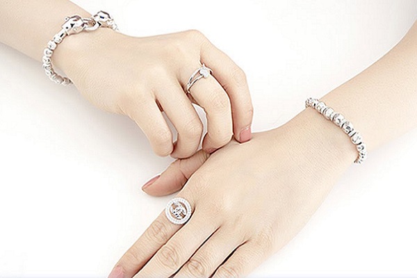 Người Mệnh Thủy Có Nên Đeo Vàng Không?-4 Người Mệnh Thủy Có Nên Đeo Vàng Không?-4