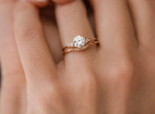 Nữ đeo nhẫn tay trái hay phải để thu hút tài lộc, may mắn-6