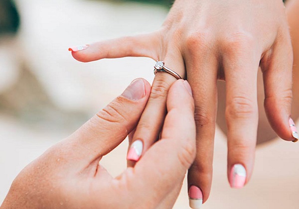 Nữ đeo nhẫn tay trái hay phải để thu hút tài lộc, may mắn-2